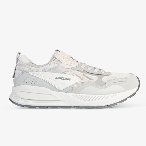 کفش روزمره مردانه QD با رنگ طوسی روشن و طراحی سبک و مدرن، مناسب استایل روزانه و خیابانی