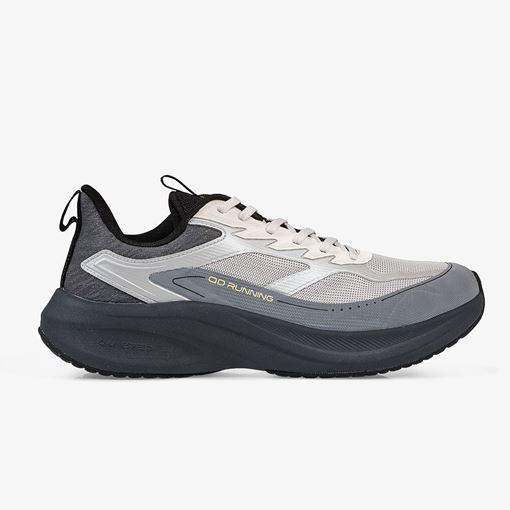 کفش دویدن مردانه خاکستری برند QD با طراحی ارگونومیک، زیره EVA و رویه مشبک، انتخابی عالی برای دویدن، پیاده‌روی و فعالیت‌های ورزشی روزانه. کفش دویدن مردانه خاکستری, کفش رانینگ مردانه خاکستری, کفش ورزشی مردانه QD, کفش اسپرت مردانه خاکستری, کفش تمرینی مردانه, کفش پیاده‌روی خاکستری, کفش سبک ورزشی مردانه, کفش ورزشی خاکستری QD کفش دویدن مردانه خاکستری برند QD با طراحی سبک و راحت برای استفاده روزانه و ورزش‌های هوازی