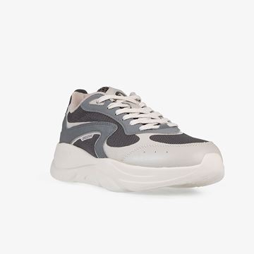 کفش روزمره مردانه سفید و خاکستری، سبک و راحت، مناسب استایل کژوال و پیاده‌روی معمولی روزانه. طراحی شیک برای راحتی و استفاده روزمره.