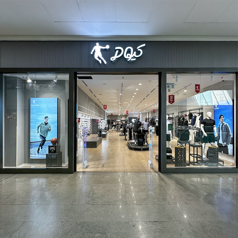 نمای داخل فروشگاه QD – ایران‌مال تهران